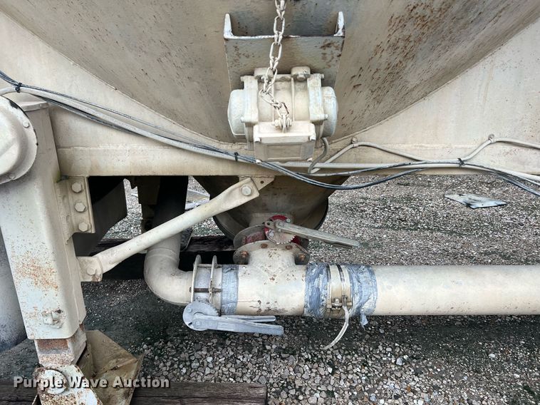 image for item NI9021 1979 Fruehauf HEB-F2-J985 pneumatic dry bulk trailer