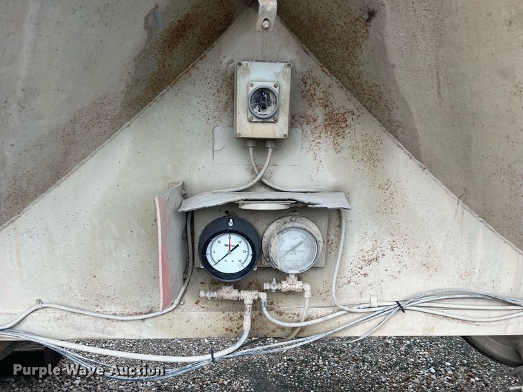 image for item NI9021 1979 Fruehauf HEB-F2-J985 pneumatic dry bulk trailer