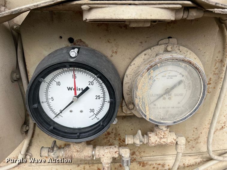 image for item NI9021 1979 Fruehauf HEB-F2-J985 pneumatic dry bulk trailer