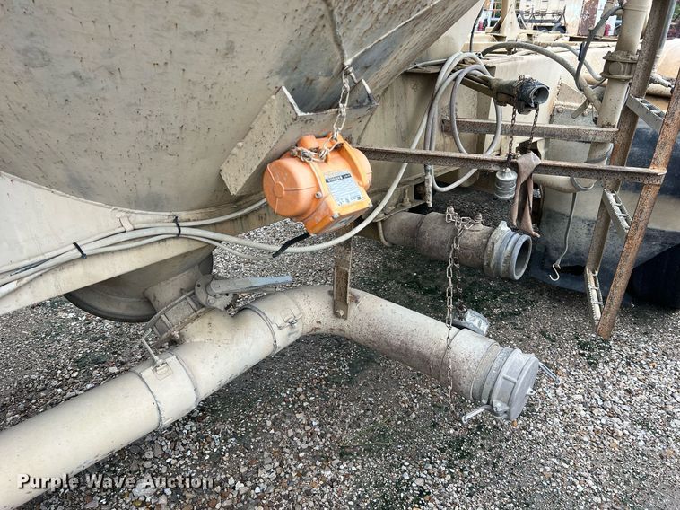 image for item NI9021 1979 Fruehauf HEB-F2-J985 pneumatic dry bulk trailer