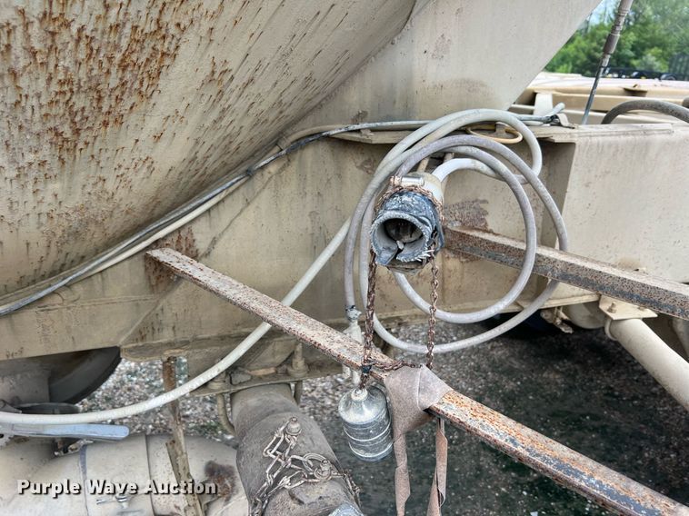 image for item NI9021 1979 Fruehauf HEB-F2-J985 pneumatic dry bulk trailer