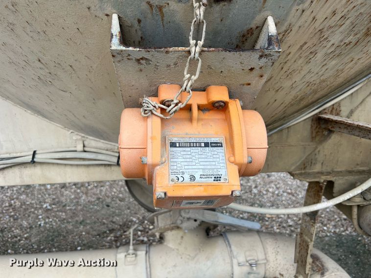 image for item NI9021 1979 Fruehauf HEB-F2-J985 pneumatic dry bulk trailer