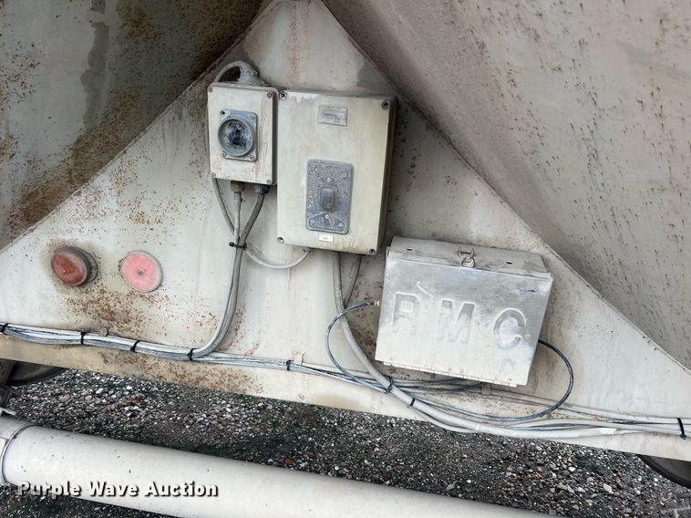 image for item NI9021 1979 Fruehauf HEB-F2-J985 pneumatic dry bulk trailer