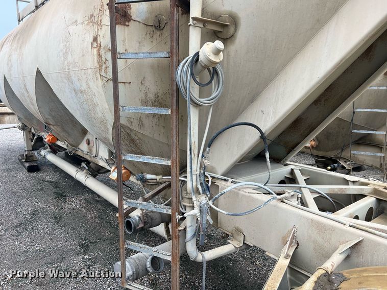 image for item NI9021 1979 Fruehauf HEB-F2-J985 pneumatic dry bulk trailer