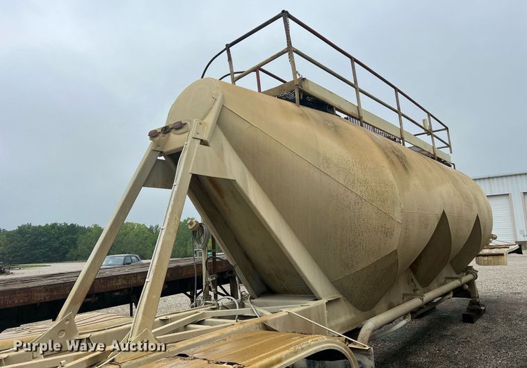 image for item NI9021 1979 Fruehauf HEB-F2-J985 pneumatic dry bulk trailer