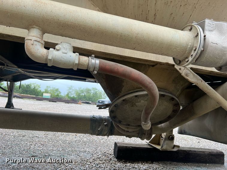 image for item NI9021 1979 Fruehauf HEB-F2-J985 pneumatic dry bulk trailer