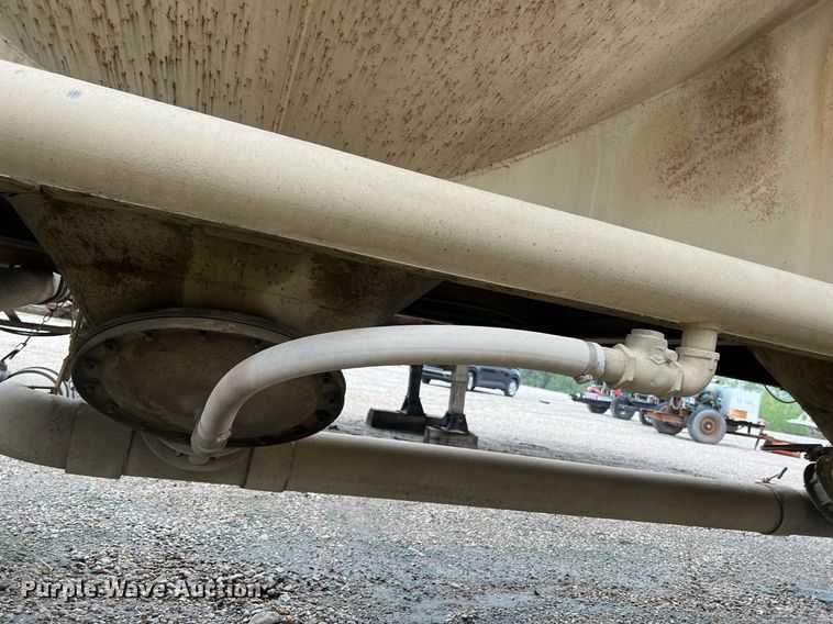 image for item NI9021 1979 Fruehauf HEB-F2-J985 pneumatic dry bulk trailer