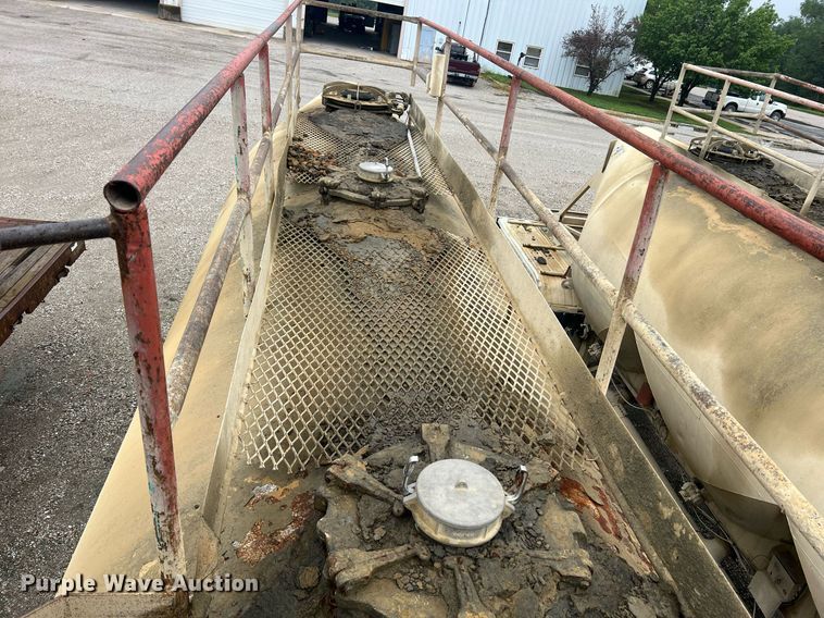 image for item NI9021 1979 Fruehauf HEB-F2-J985 pneumatic dry bulk trailer