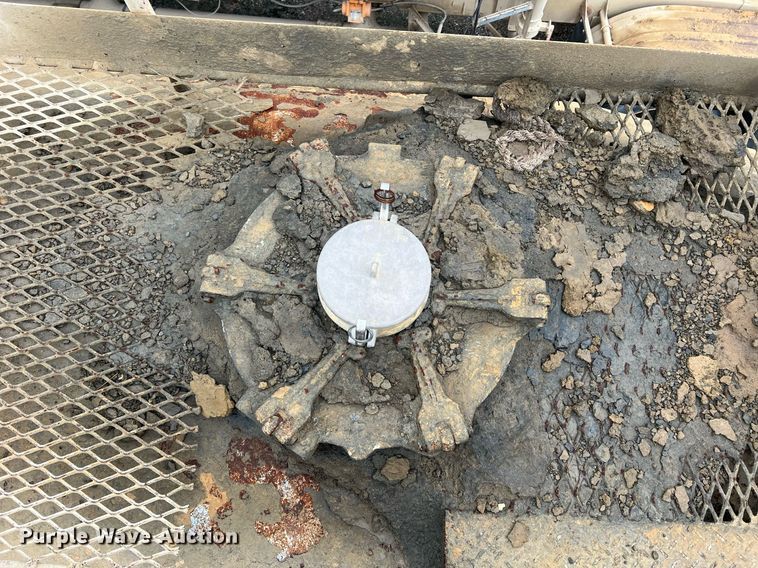 image for item NI9021 1979 Fruehauf HEB-F2-J985 pneumatic dry bulk trailer