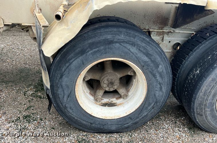 image for item NI9021 1979 Fruehauf HEB-F2-J985 pneumatic dry bulk trailer