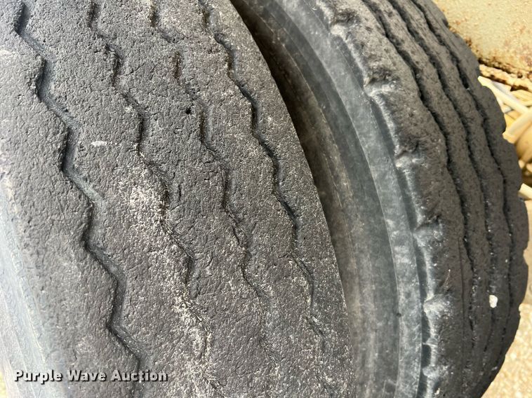 image for item NI9021 1979 Fruehauf HEB-F2-J985 pneumatic dry bulk trailer