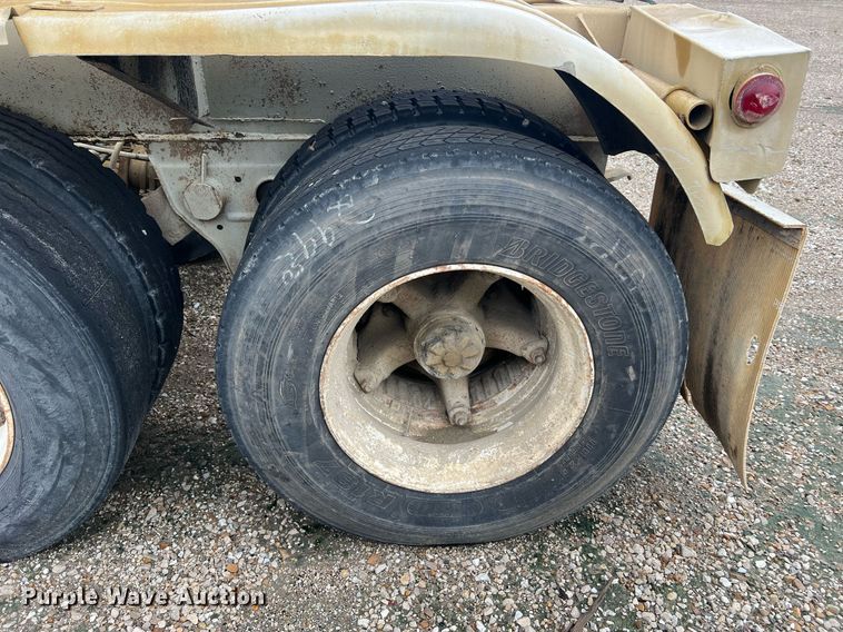 image for item NI9021 1979 Fruehauf HEB-F2-J985 pneumatic dry bulk trailer