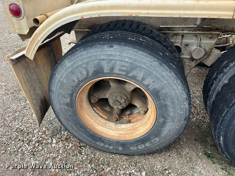 image for item NI9021 1979 Fruehauf HEB-F2-J985 pneumatic dry bulk trailer