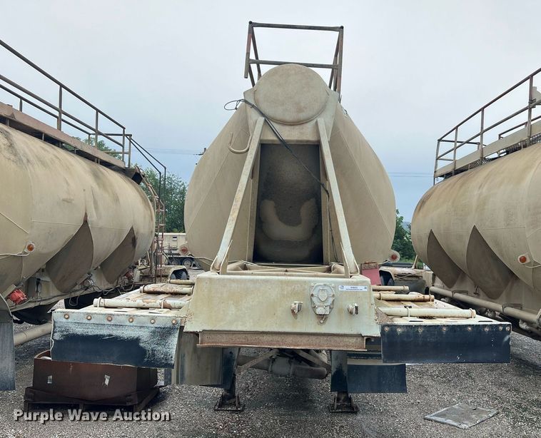 image for item NI9022 1978 Fruehauf HEB-F2-J-985  pneumatic dry bulk trailer