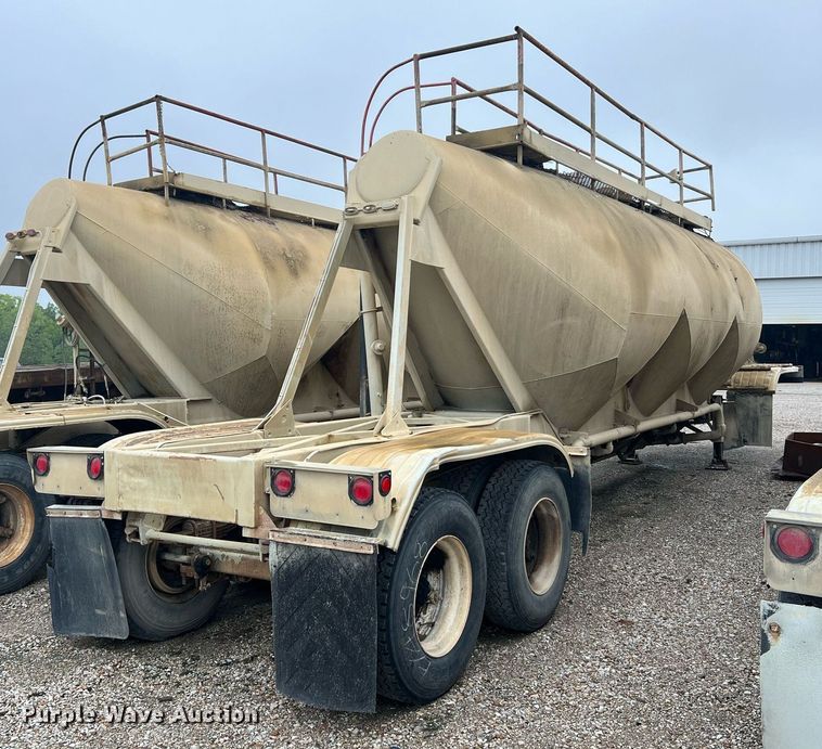 image for item NI9022 1978 Fruehauf HEB-F2-J-985  pneumatic dry bulk trailer