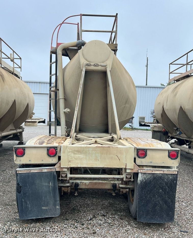 image for item NI9022 1978 Fruehauf HEB-F2-J-985  pneumatic dry bulk trailer