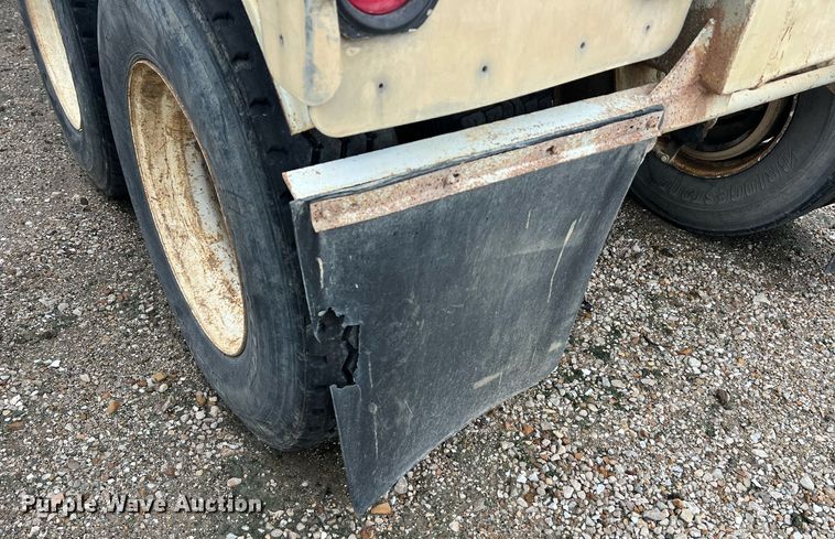 image for item NI9022 1978 Fruehauf HEB-F2-J-985  pneumatic dry bulk trailer