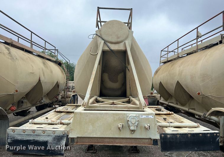 image for item NI9022 1978 Fruehauf HEB-F2-J-985  pneumatic dry bulk trailer