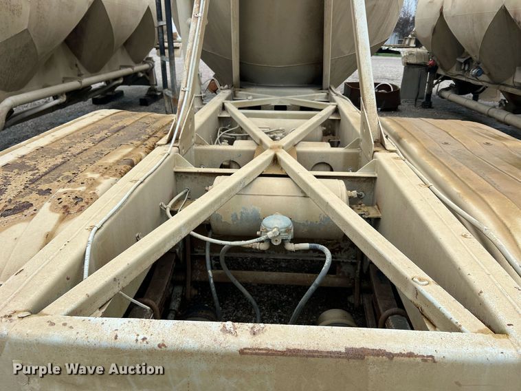 image for item NI9022 1978 Fruehauf HEB-F2-J-985  pneumatic dry bulk trailer