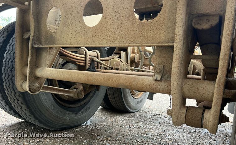 image for item NI9022 1978 Fruehauf HEB-F2-J-985  pneumatic dry bulk trailer