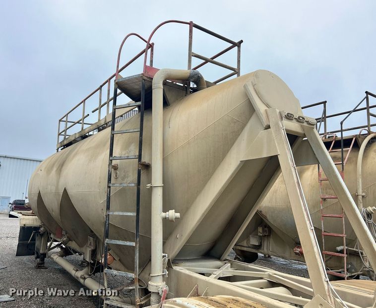 image for item NI9022 1978 Fruehauf HEB-F2-J-985  pneumatic dry bulk trailer