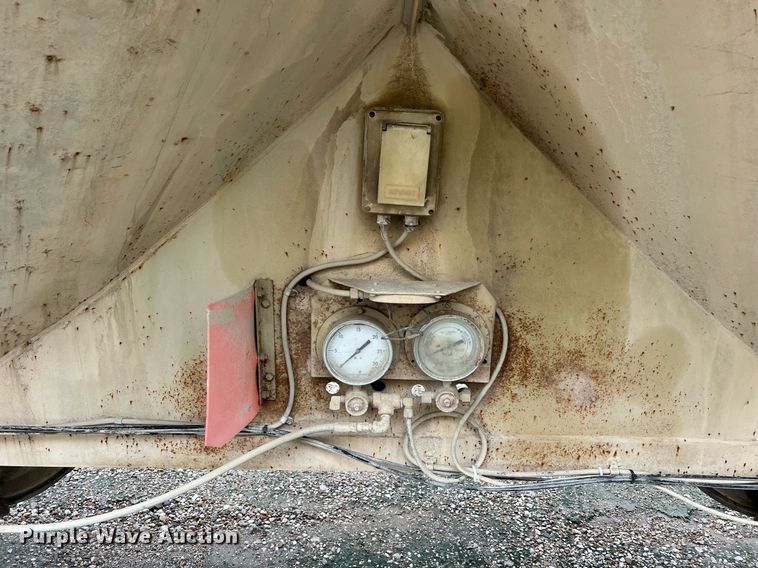 image for item NI9022 1978 Fruehauf HEB-F2-J-985  pneumatic dry bulk trailer