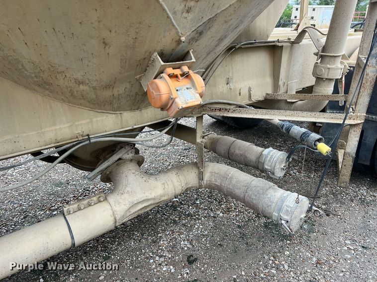 image for item NI9022 1978 Fruehauf HEB-F2-J-985  pneumatic dry bulk trailer