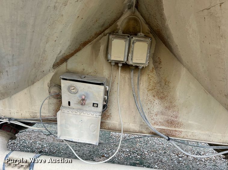 image for item NI9022 1978 Fruehauf HEB-F2-J-985  pneumatic dry bulk trailer