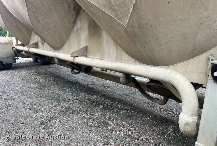 image for item NI9022 1978 Fruehauf HEB-F2-J-985  pneumatic dry bulk trailer