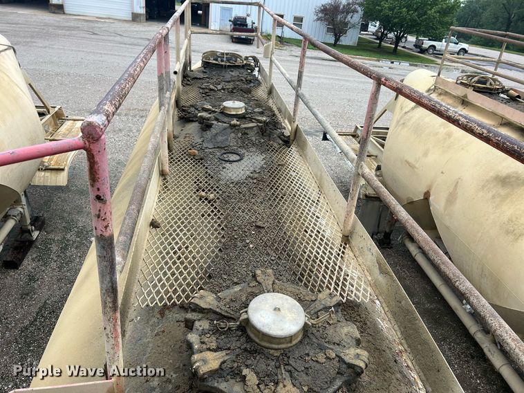 image for item NI9022 1978 Fruehauf HEB-F2-J-985  pneumatic dry bulk trailer