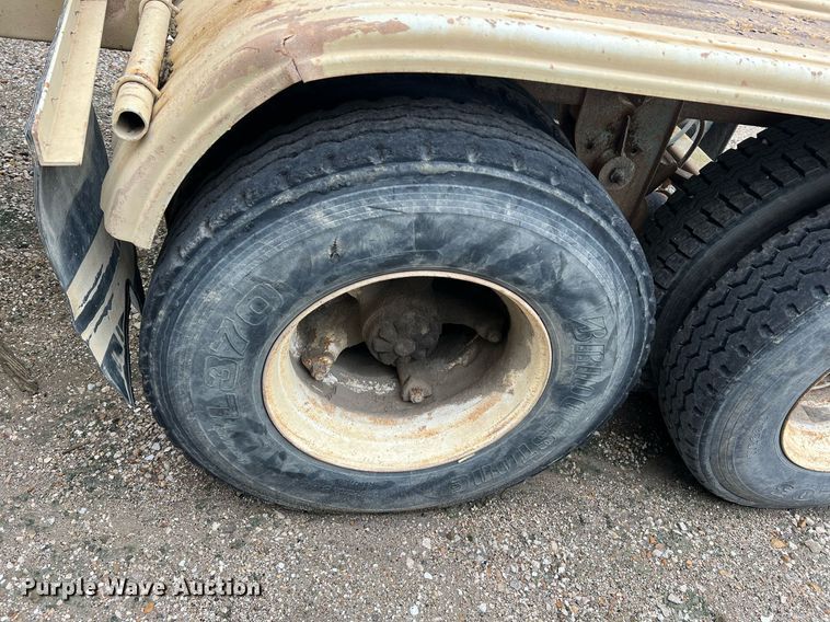 image for item NI9022 1978 Fruehauf HEB-F2-J-985  pneumatic dry bulk trailer