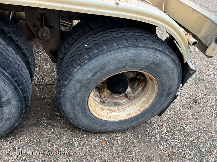 image for item NI9022 1978 Fruehauf HEB-F2-J-985  pneumatic dry bulk trailer