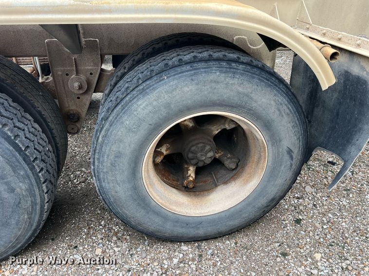 image for item NI9022 1978 Fruehauf HEB-F2-J-985  pneumatic dry bulk trailer