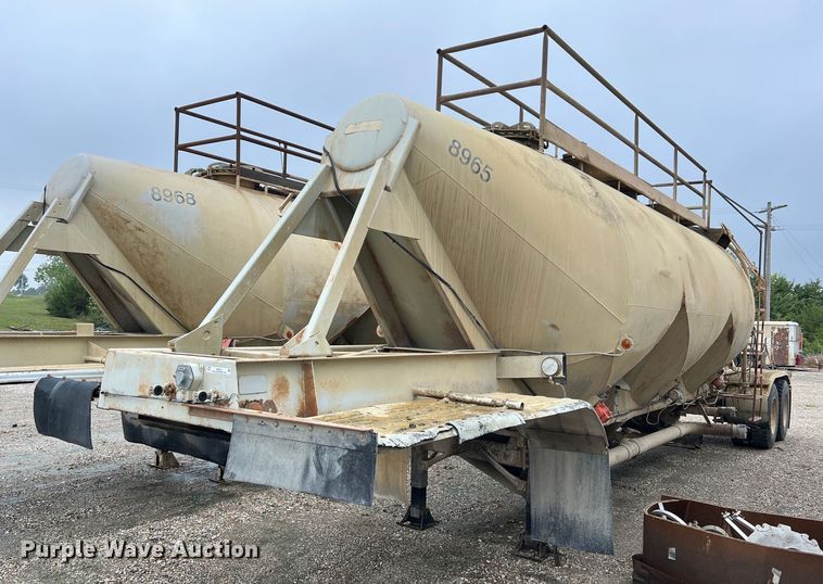 image for item NI9023 1978 Fruehauf HFB-F2-J-985  pneumatic dry bulk trailer