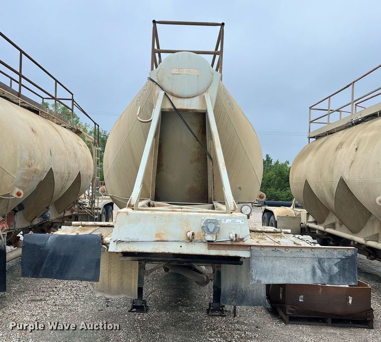 image for item NI9023 1978 Fruehauf HFB-F2-J-985  pneumatic dry bulk trailer