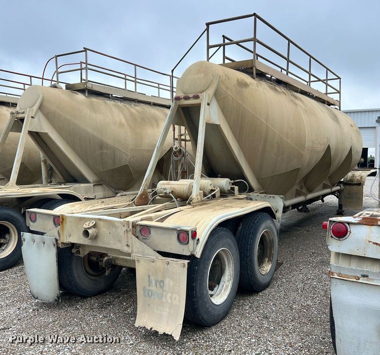 image for item NI9023 1978 Fruehauf HFB-F2-J-985  pneumatic dry bulk trailer