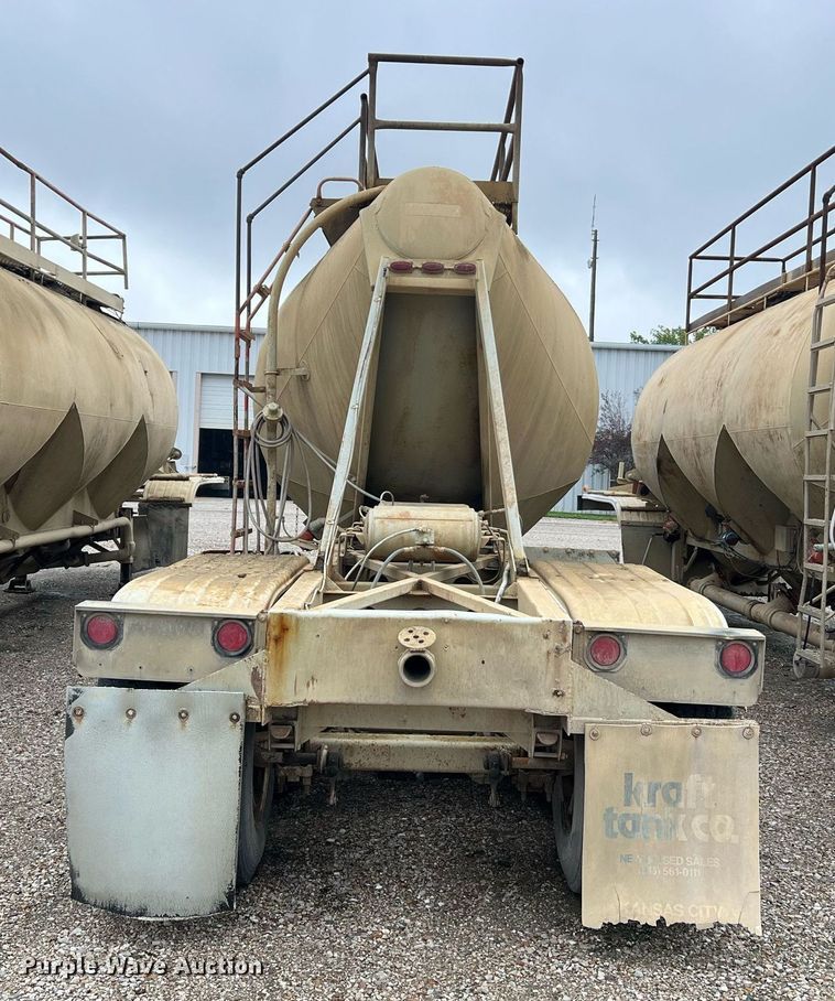 image for item NI9023 1978 Fruehauf HFB-F2-J-985  pneumatic dry bulk trailer