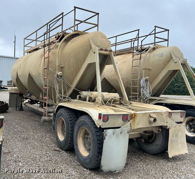 image for item NI9023 1978 Fruehauf HFB-F2-J-985  pneumatic dry bulk trailer