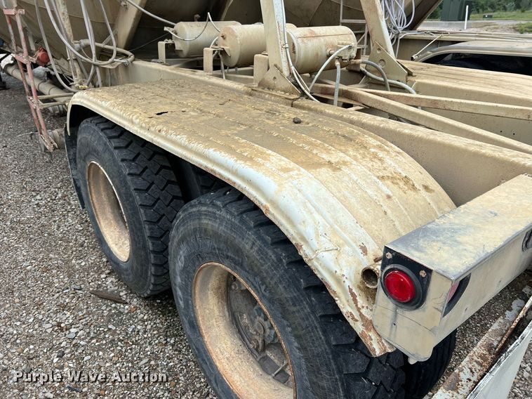 image for item NI9023 1978 Fruehauf HFB-F2-J-985  pneumatic dry bulk trailer