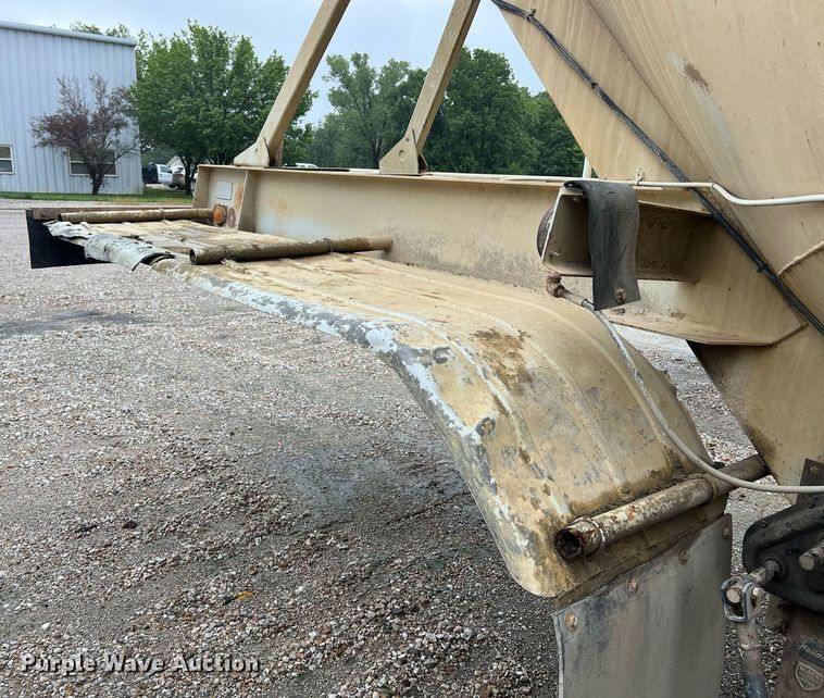 image for item NI9023 1978 Fruehauf HFB-F2-J-985  pneumatic dry bulk trailer