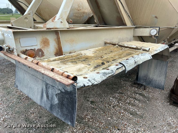 image for item NI9023 1978 Fruehauf HFB-F2-J-985  pneumatic dry bulk trailer