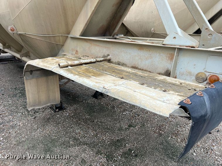 image for item NI9023 1978 Fruehauf HFB-F2-J-985  pneumatic dry bulk trailer