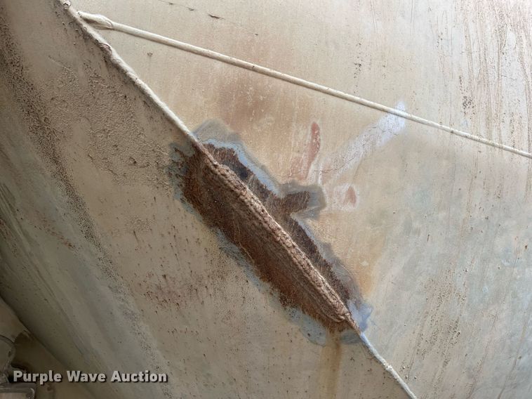 image for item NI9023 1978 Fruehauf HFB-F2-J-985  pneumatic dry bulk trailer