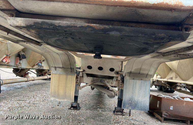 image for item NI9023 1978 Fruehauf HFB-F2-J-985  pneumatic dry bulk trailer