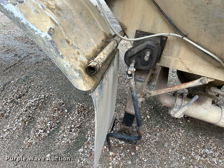 image for item NI9023 1978 Fruehauf HFB-F2-J-985  pneumatic dry bulk trailer