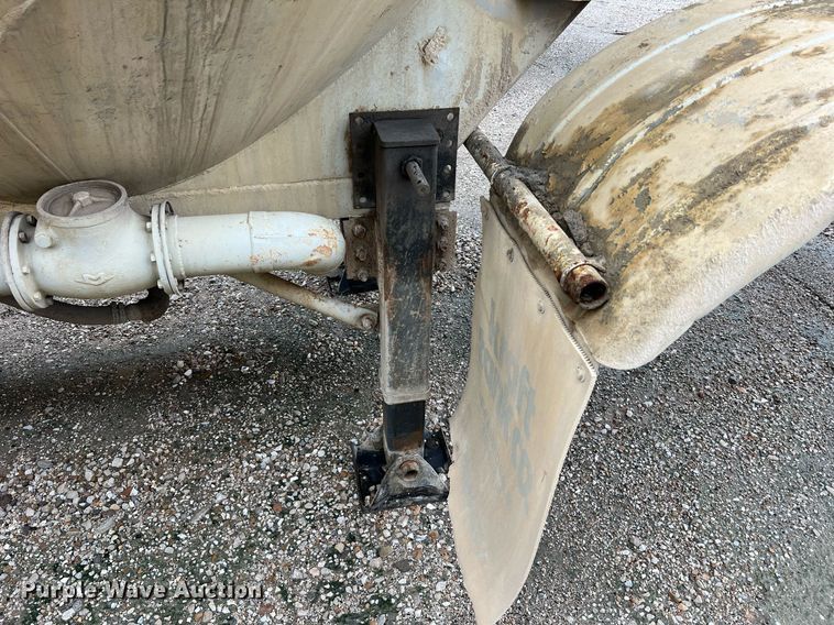 image for item NI9023 1978 Fruehauf HFB-F2-J-985  pneumatic dry bulk trailer