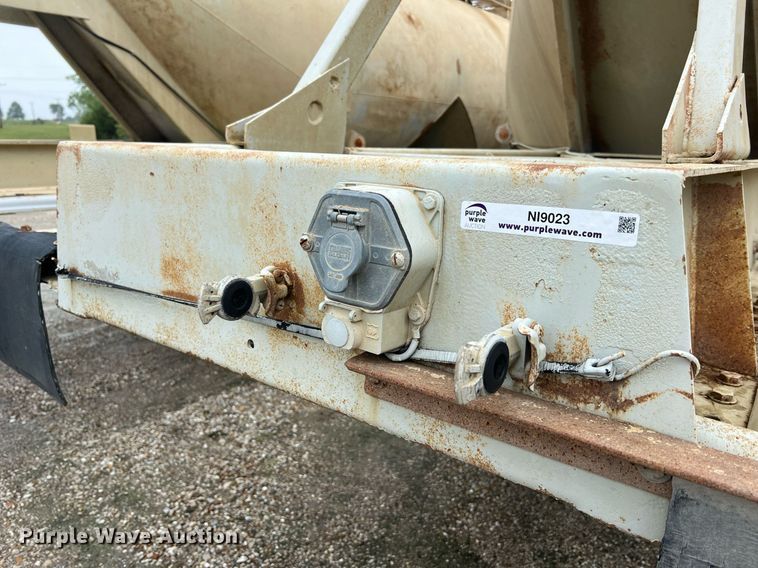 image for item NI9023 1978 Fruehauf HFB-F2-J-985  pneumatic dry bulk trailer