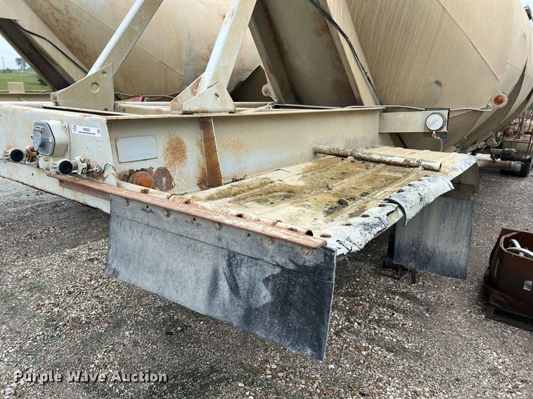 image for item NI9023 1978 Fruehauf HFB-F2-J-985  pneumatic dry bulk trailer