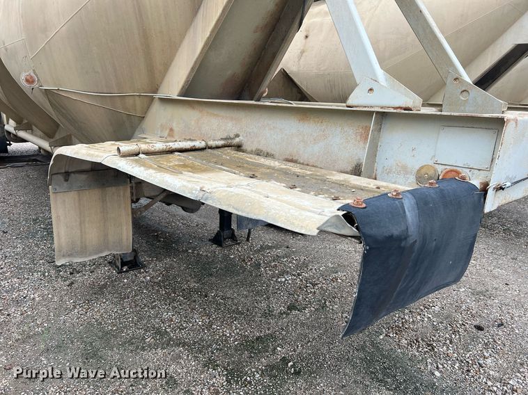 image for item NI9023 1978 Fruehauf HFB-F2-J-985  pneumatic dry bulk trailer