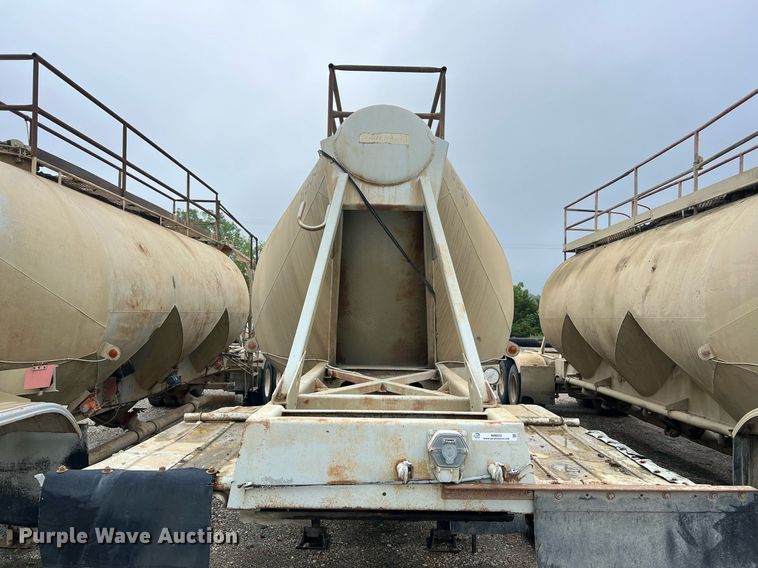 image for item NI9023 1978 Fruehauf HFB-F2-J-985  pneumatic dry bulk trailer